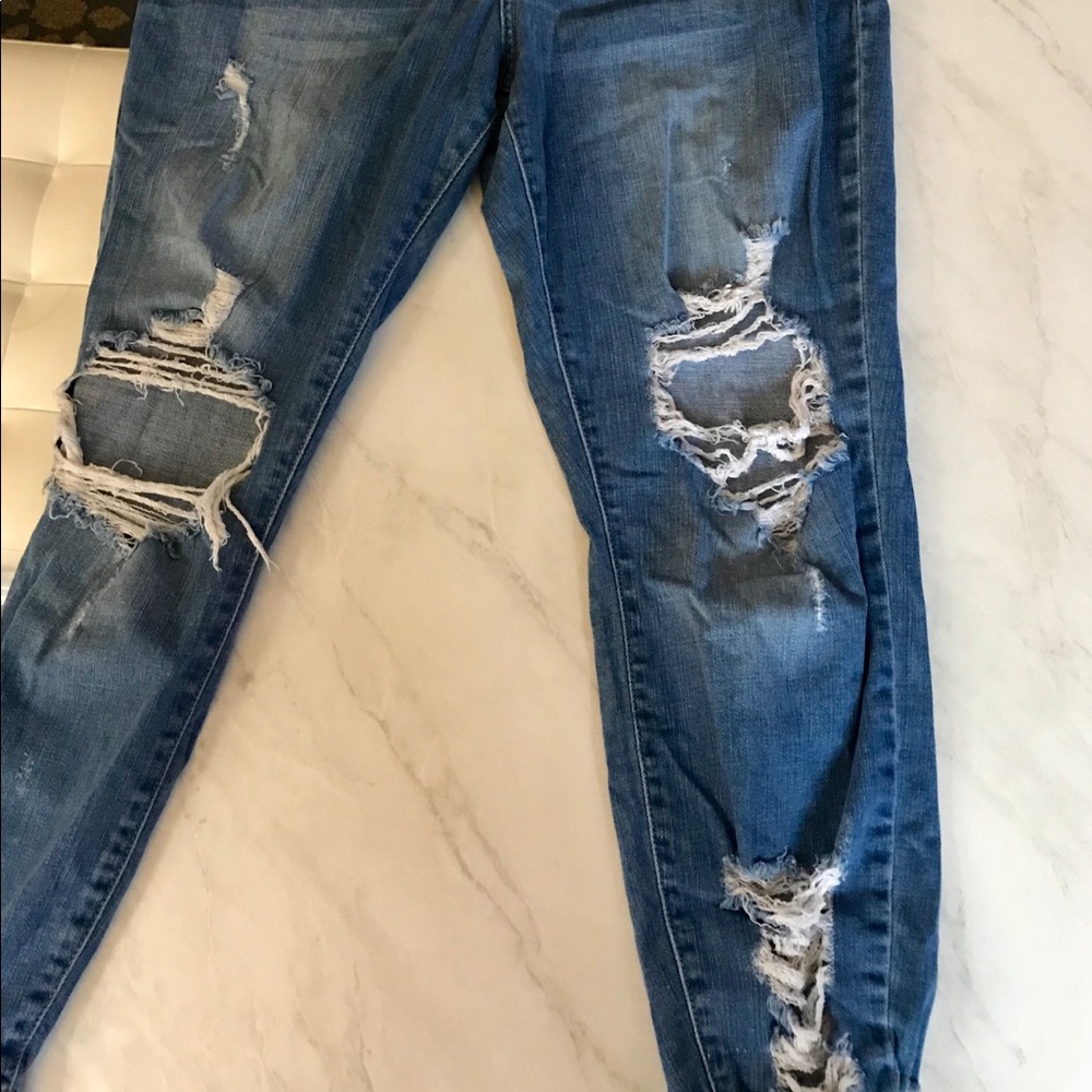 DISTRESSED JEANS